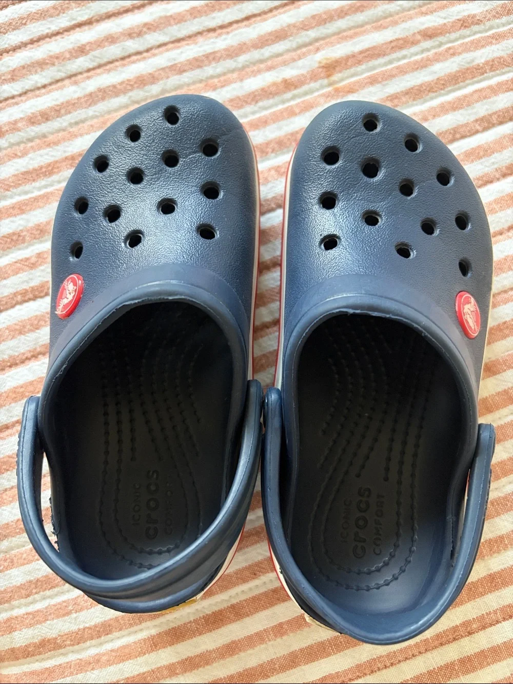 Kids Navy Blue crocs with Red Trim - toddler 11 ( c11) like new - Picture 4 of 6
